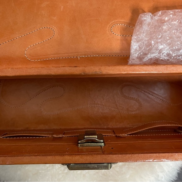 Vintage Embossed Leather Jewelry Box - Picture 8 of 9